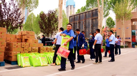 众邦企业集团为全体职工发放爱心福利 实拍 众邦企业集团为全体职工发放爱心福利
